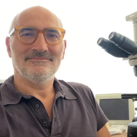 okrągły obraz prowadzącego